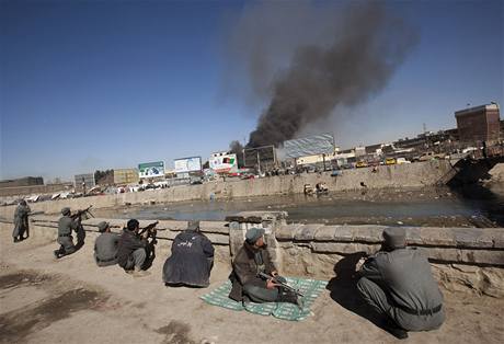 Útok Talibanu na nákupní stedisko v Kábulu. Na snímku afghántí policisté.